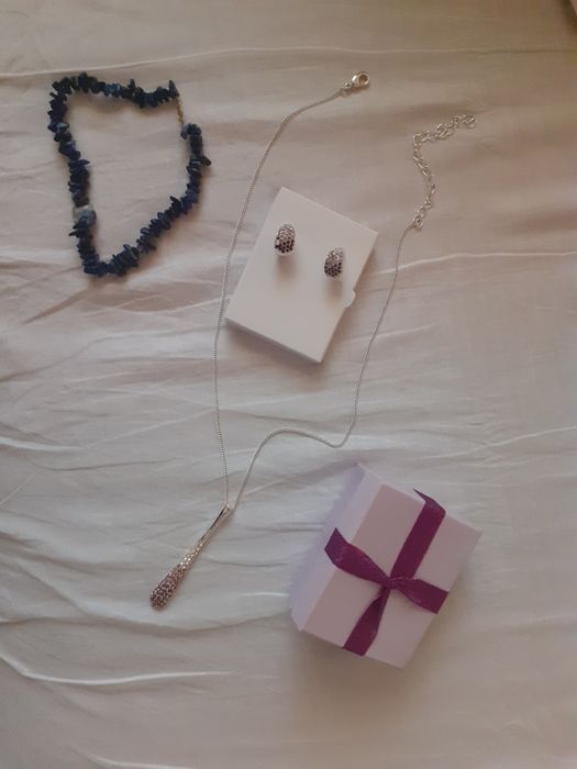 Set bijuterii format din cercei,lantic cu pandantiv și o bratara