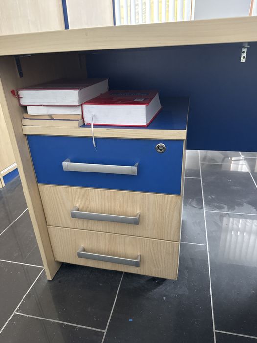 Birou in forma de L -stare foarte buna 2 bucăți împreună cu corp mobil