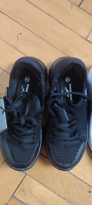 Adidași noi cu eticheta