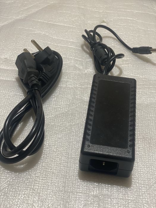 Alimentator Universal AC/DC + Cablu de alimentare inclus