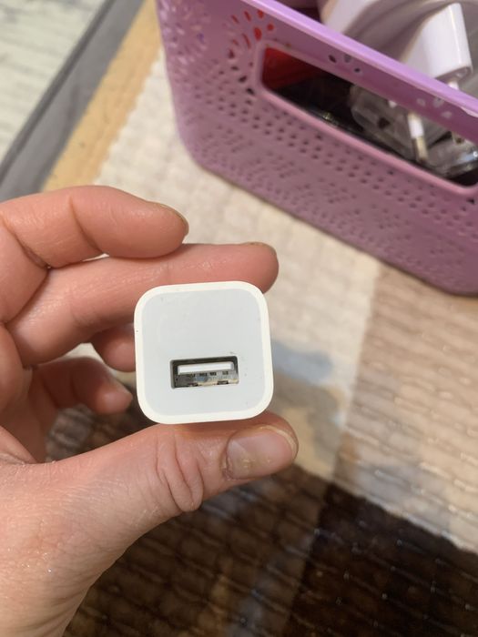 Адаптер Apple заряжает хорошо