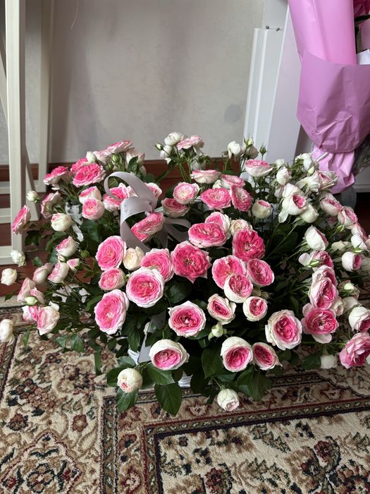 Кустовые розы в корзине