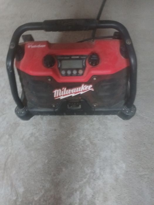 Vând radio  milwokee