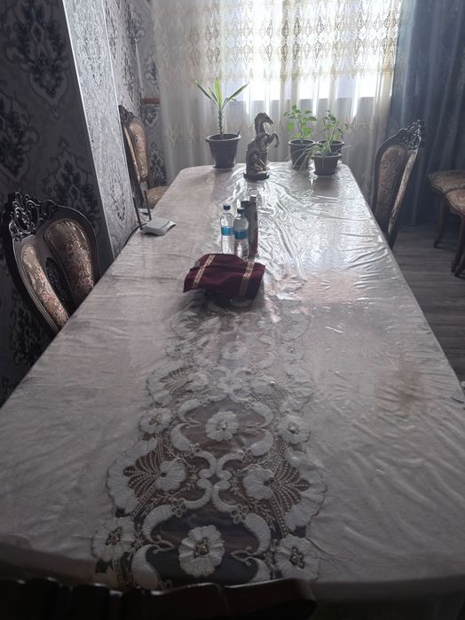 Стол обеденный и стулья