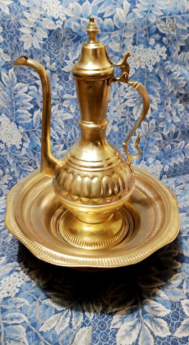 Коренные кувшин с подставкой