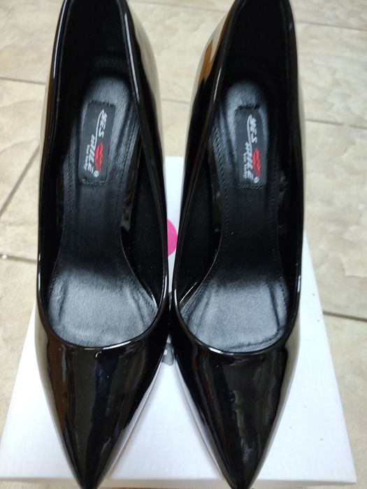 Vând pantofi stiletto,negri.