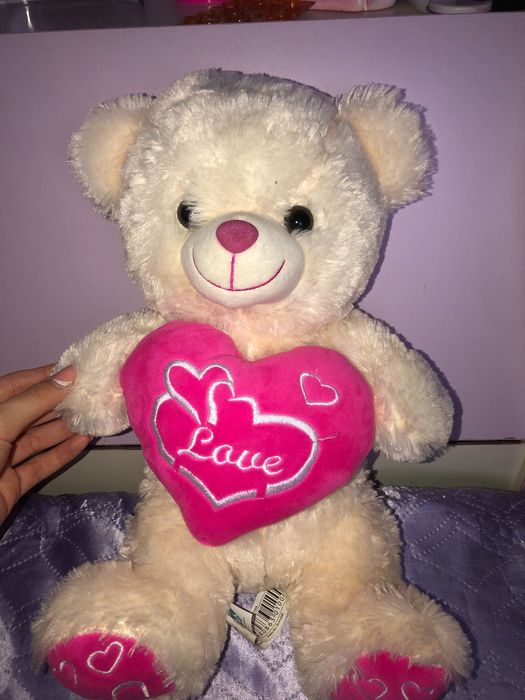 Бяло плюшено мече