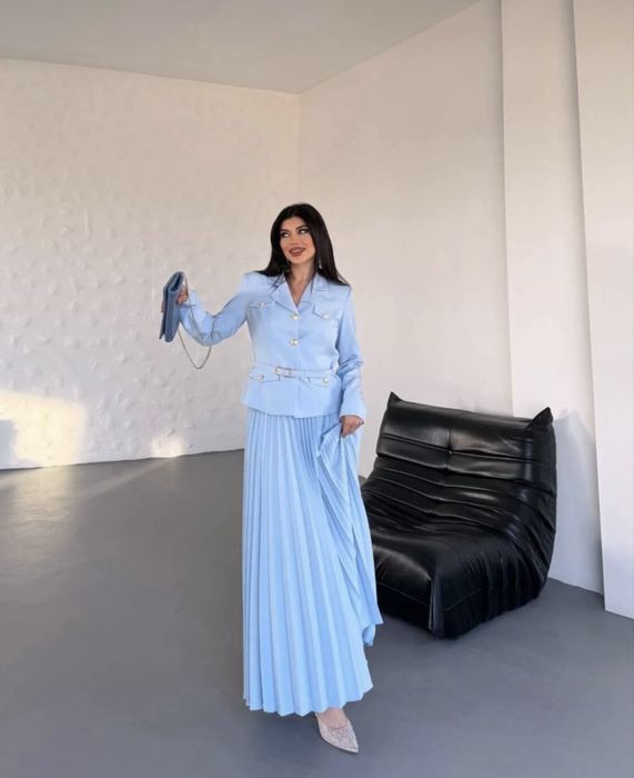 Compleu sacou si fusta plisata