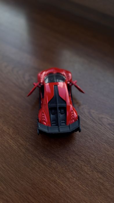 Красная машина марка Бугатти