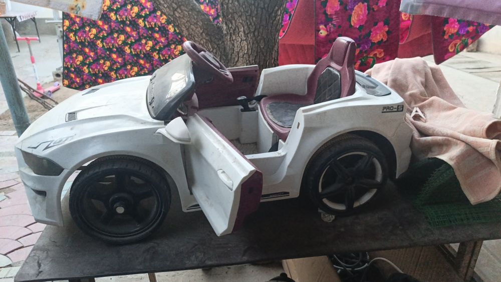 Detski moshina sotiladi