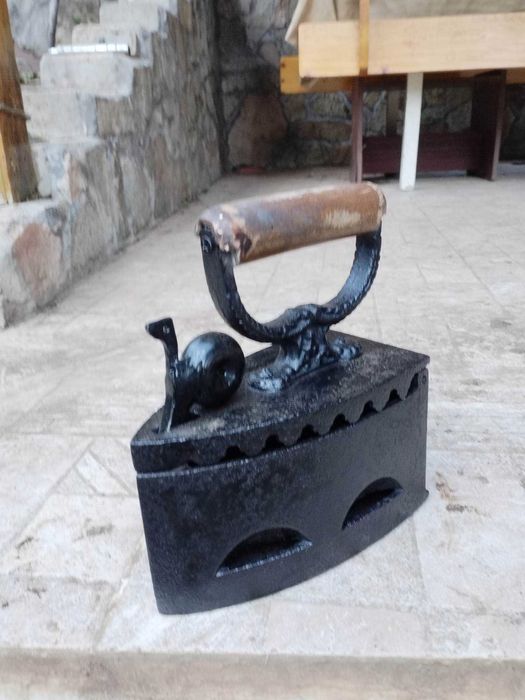 Стара ютия на жар