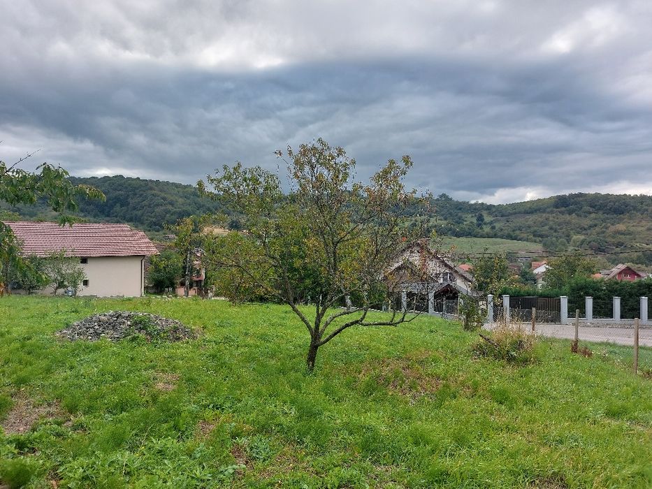 Teren intravilan front 100 m