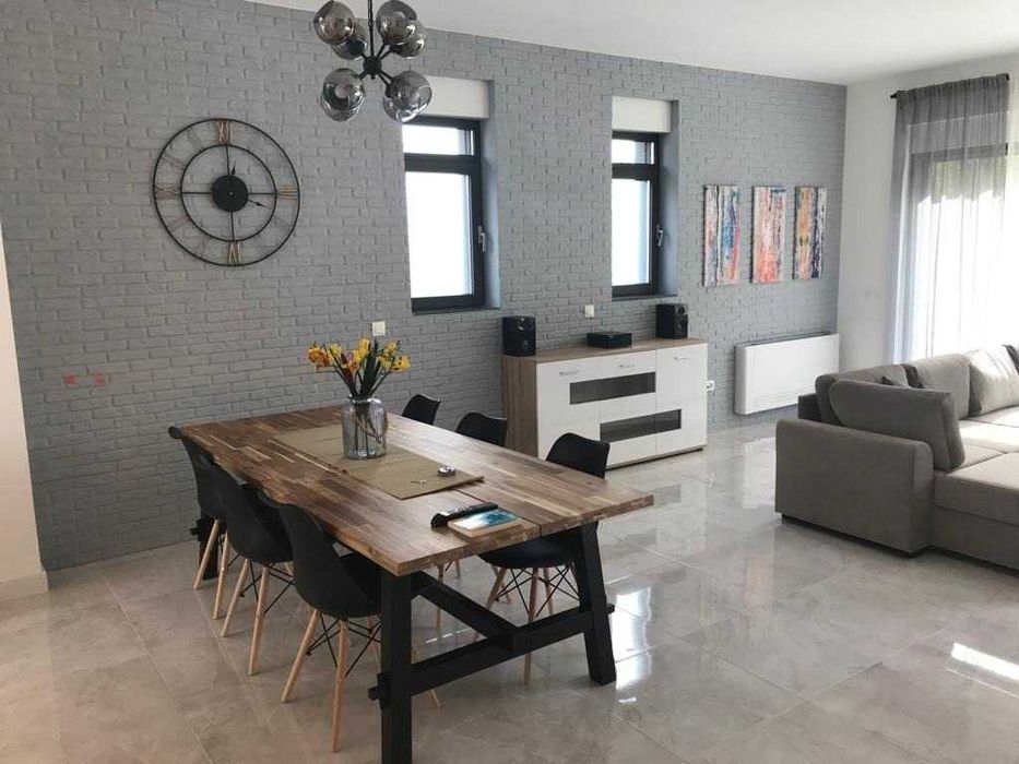 Дава се под наем Къща в София, Малинова долина - 211 кв.м за 2040 € - Снимка #1