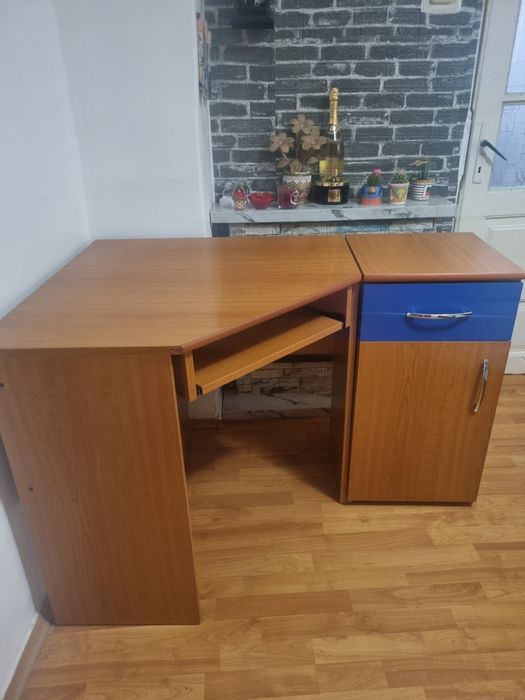 Birou de colț cu dulap, este dezasamblat, sa se poata lua usor.
