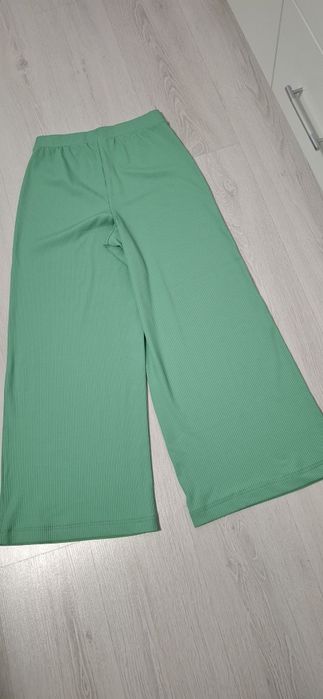 Vând pantaloni Stradivarius cu crac larg