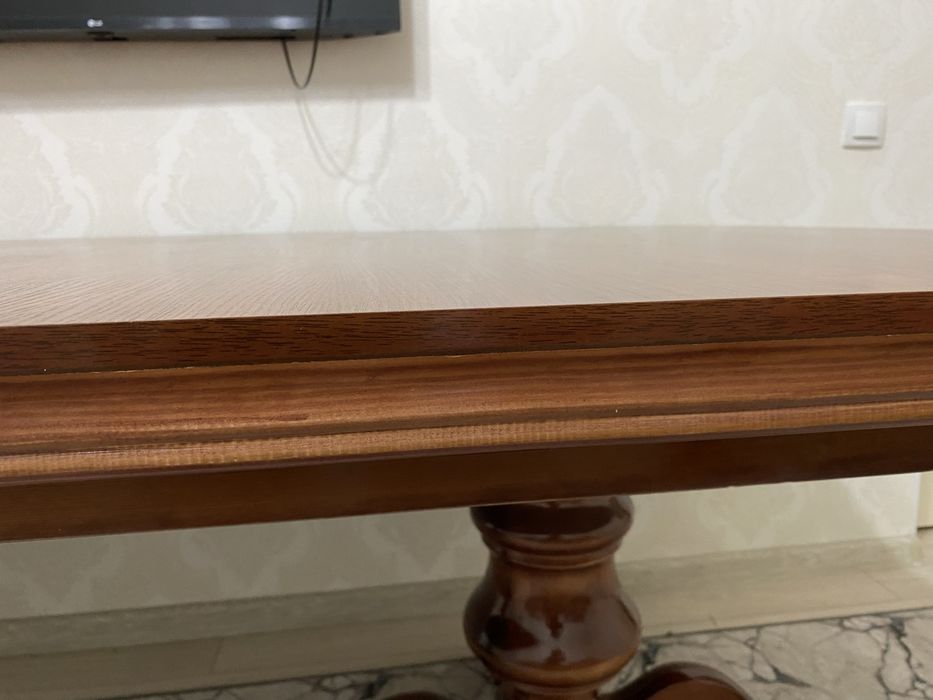 Добротный обеденный стол