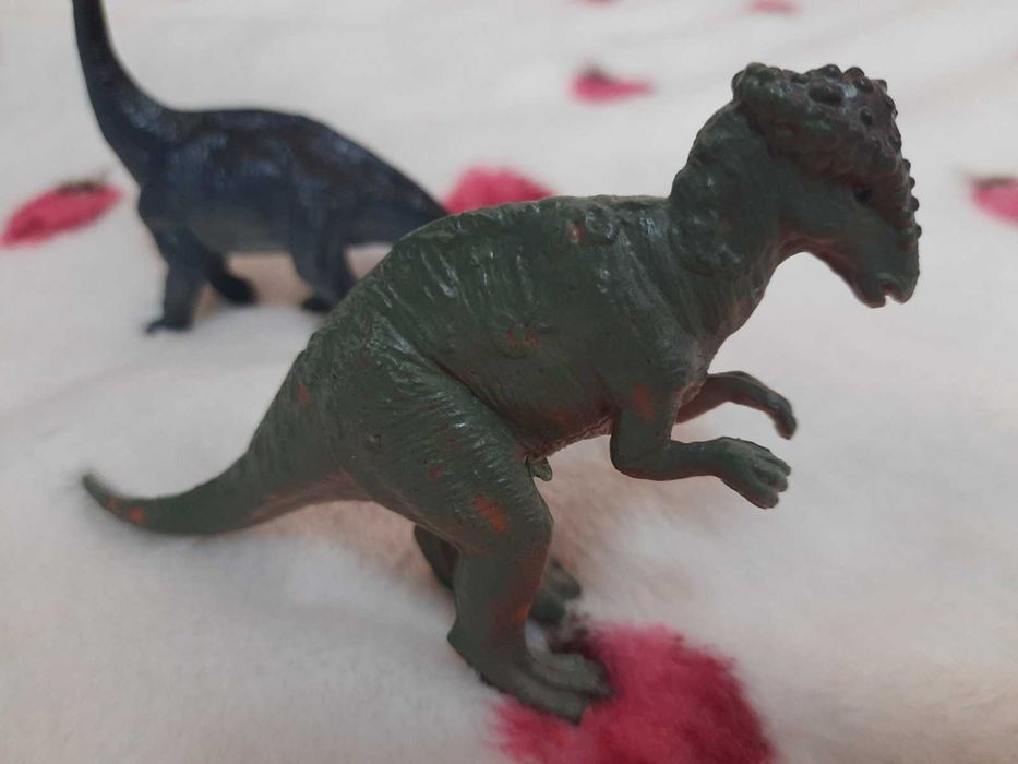 Играчки динозаври, гущер и момиче