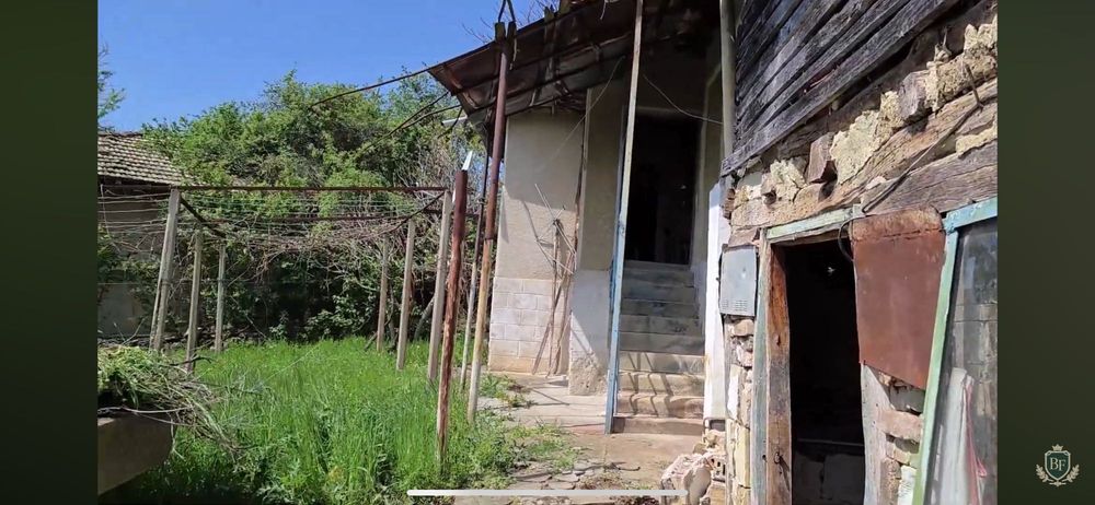 Къща с голям двор в село Конак