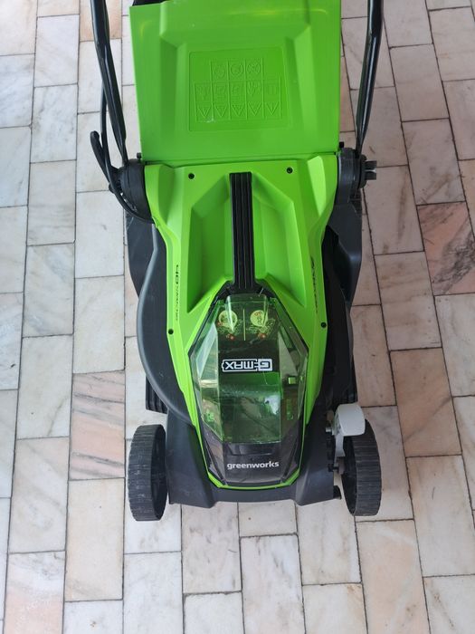 Mașina de tuns iarba Greenworks 40v