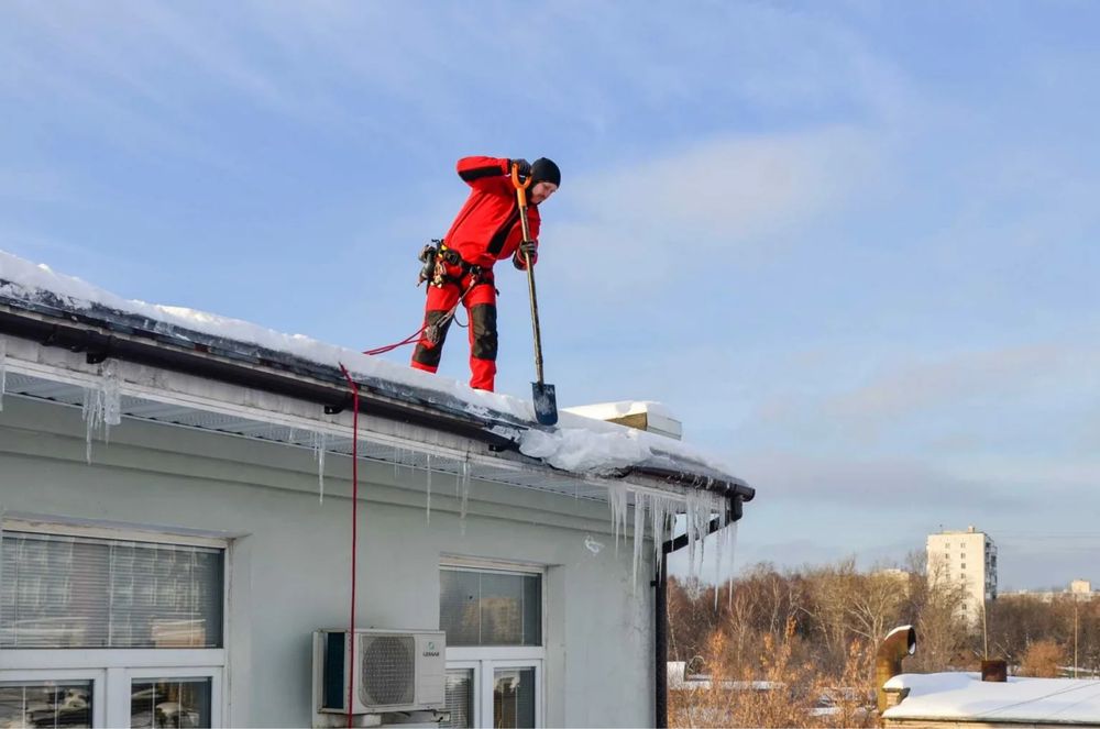 Чистка крыш от снега и наледи