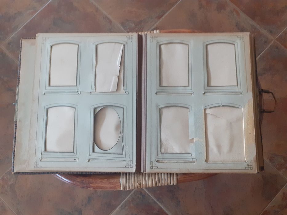 Старинен кожен албум с метална закопчалка и орнаменти , ок. 1900 г.