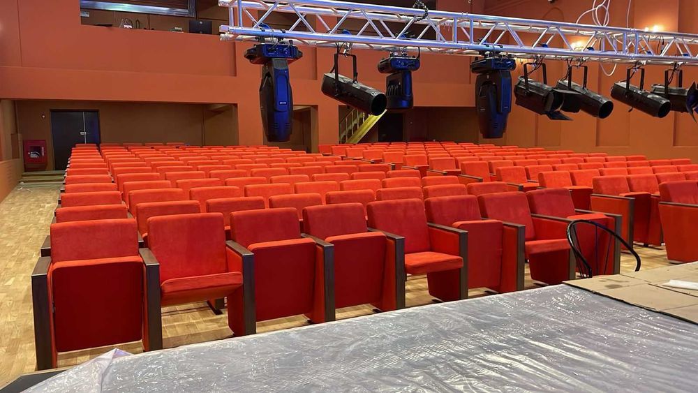 Театральные кресла