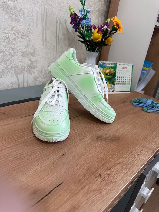 Продам кроссовки