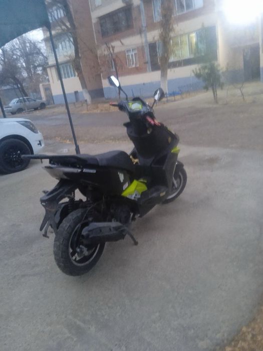 Скутер на ходу.