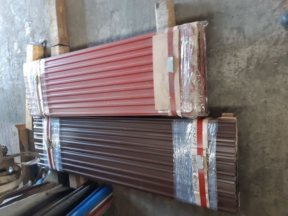 Vând șipcă metalică de gard gri mat,maro mat, și maro lucios 0,45 gr