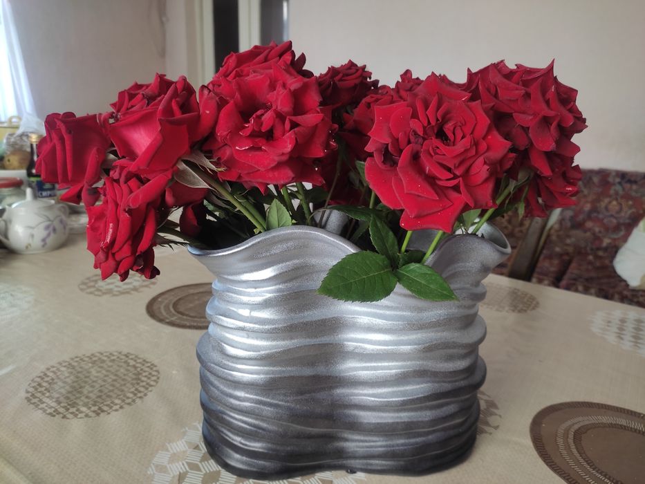 Ваза необычного дизайна в современном стиле