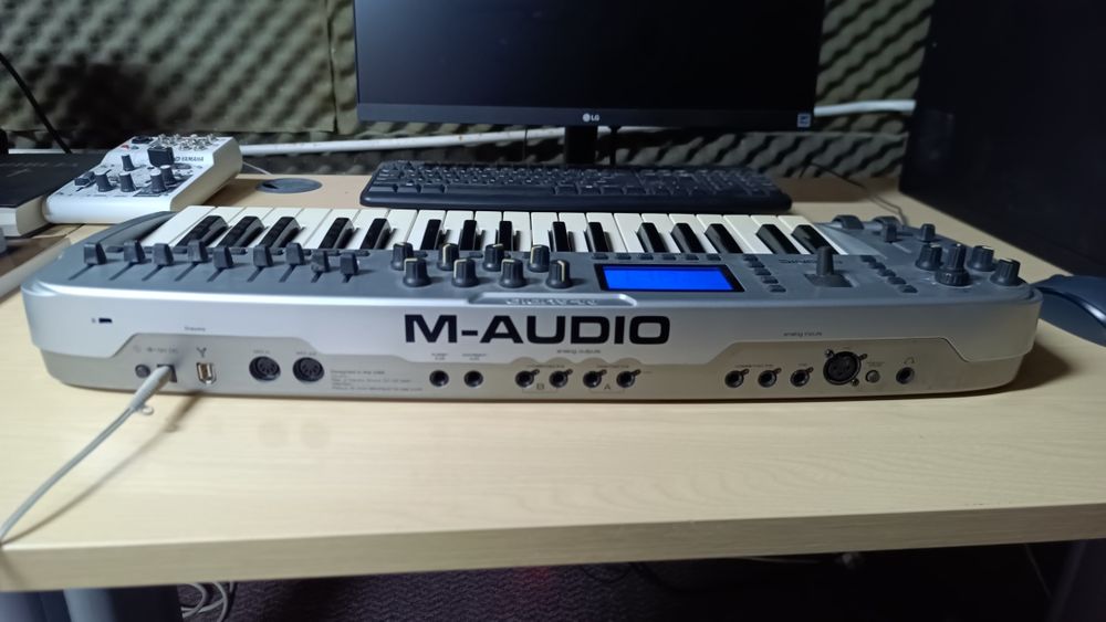Vând Controller / Audio Interface M-Audio OZONIC