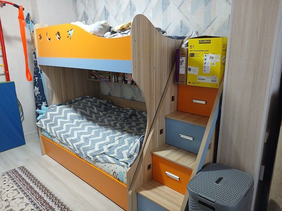 Продается детская мебель ( 2-х ярусная кровать, шкаф, парта и стул)!
