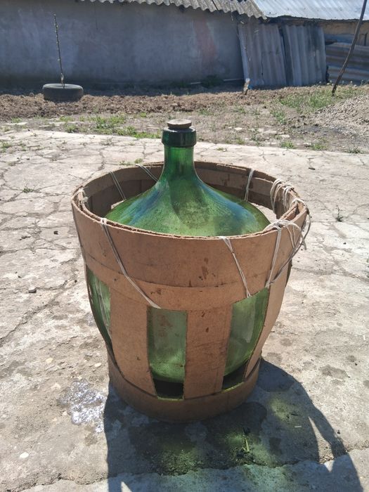 Vând  damigene din sticlă  în  coșuri de lemn!
