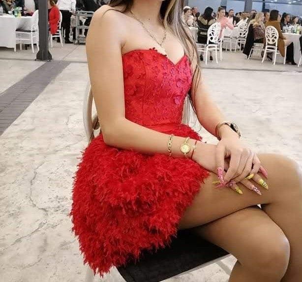 Рокля с естествени пера от колекцията на Мегз и бюстие с цветчета и ка