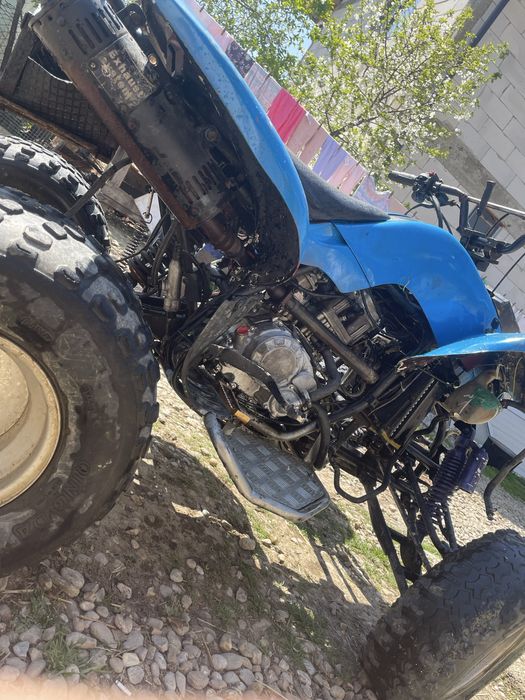 Vand atv de 200cc  in stare forte buna    Vand sau scimb   Are 4+1drepte  prinde 95km