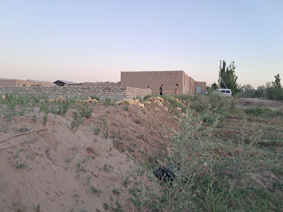 Жой урни сотилоди 400 кв