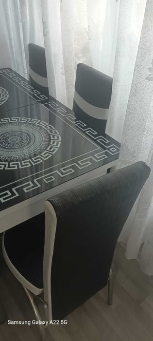 Трапезна разстегателна маса със 6 стола.