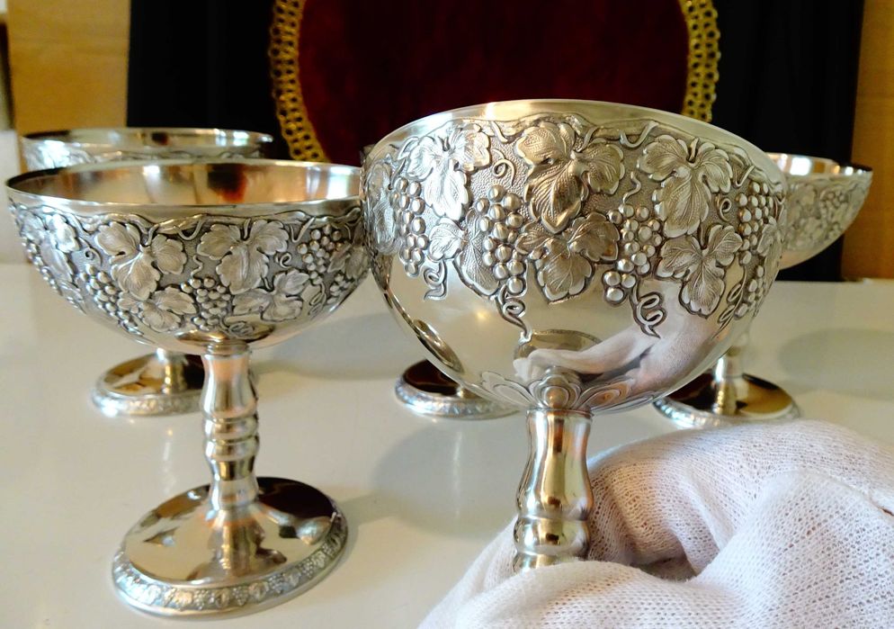 Посребрена медна чаша за вино,бокал,лози,грозде.