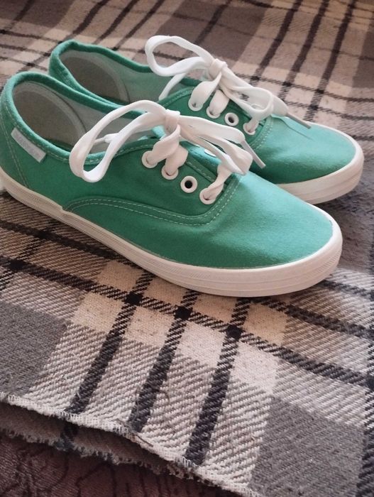 Кроссовки . Новые. 36 размер.