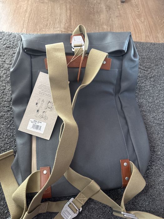 Vand Acesta este un rucsac Brooks England Pickwick Cotton Canvas gri cu detalii din piele!