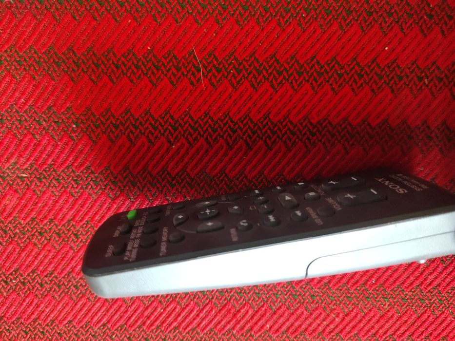 Telecomandă Sony pentru combină muzicală, în stare perfectă de funcționare.