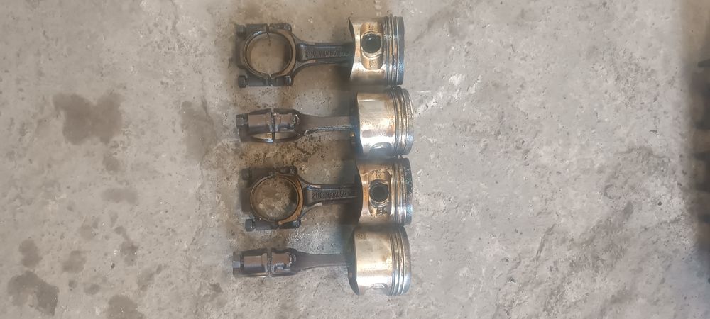 Продам поршня с шатунами от двигателя ваз 2110-12