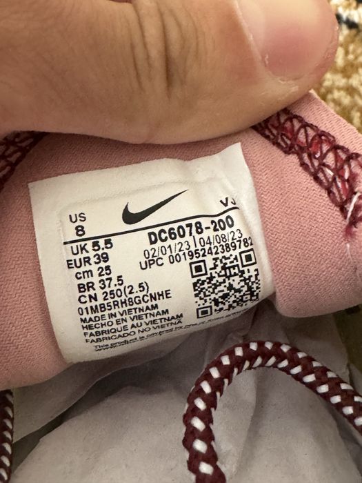 Кроссовки Nike.