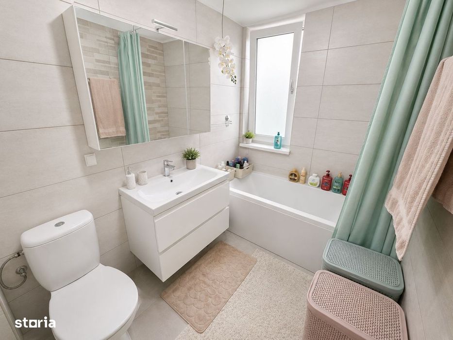 Apartament 3 camere, balcon, debara si loc de parcare privat.
