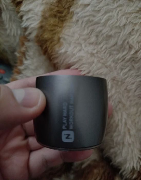 Продаётся новая блютус колонка.