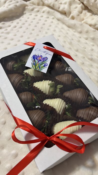 Клубника и финики в шоколаде