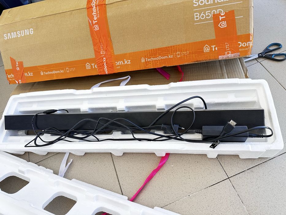 Saundbar  Samsung HW-B650D