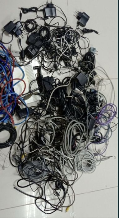 Шнуры провода элетро-телефоно интернета.