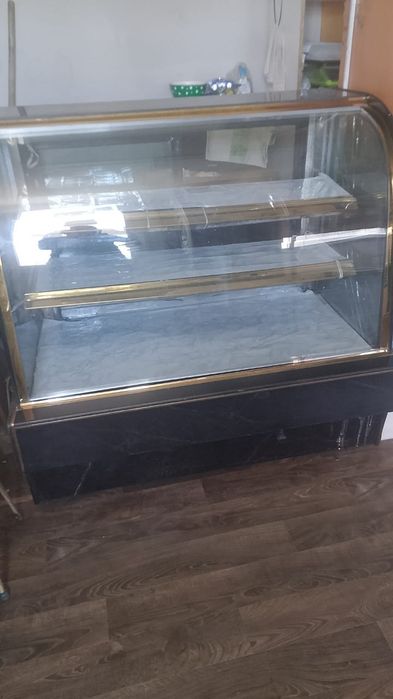 Продам витринный холодильник