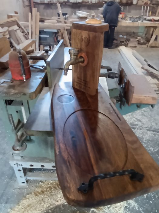 Дъска за мезета с диспенсър за алкохол